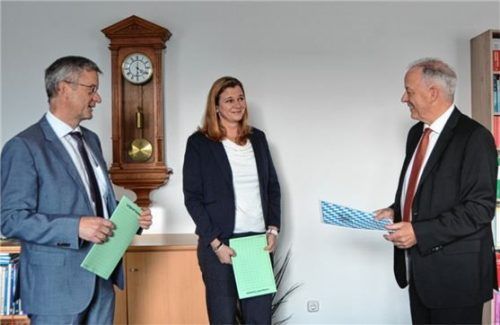 Zwei neue „Vorsitzende Richter“ – Dr. Theresa Steinberger-Fraunhofer und Volker Ziegler (links) – verstärken die Strafkammern am Landgericht Traunstein. Landgerichtspräsident Professor Dr. Ludwig Kroiss (rechts) sprach von einem „Riesenumbruch“ am Landgericht. Foto Kretzmer-Diepold