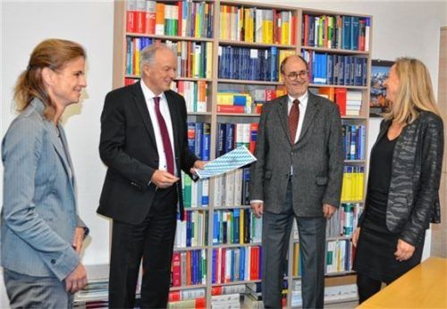 Zwei Vorsitzende Richterinnen übernehmen in Teilzeit die Leitung der zwei Handelskammern im Landgericht Traunstein. Zum Wechsel trafen sich (von links) Vorsitzende Richterin in Teilzeit Barbara Dallmayer, Landesgerichtspräsident Dr. Ludwig Kroiss, Vorsitzender Richter Wolfgang Müller und Vorsitzende Richterin in Teilzeit Beatrice Handlanger. Foto Kretzmer-Diepold