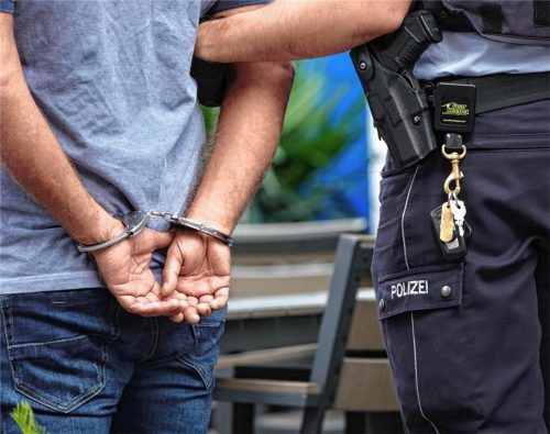 Zweimal binnen zwei Monaten musste der Angeklagte (36) von der Polizei abgeführt werden (Symbolfoto). Foto dpa