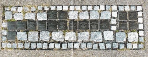 17 Stolpersteine für eine einzige Familie sind in der Nähe des ehemaligen Wohnhauses der Reinhardts verlegt worden.