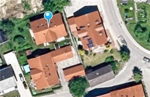 1,80 Meter hoch ist der Gartenzaun zwischen den Nachbarn in diesem Haus in der Schechener Ortsmitte. Der Bauausschuss ließ die Ausnahme zu.Foto Bayernatlas