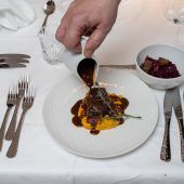 Lässt sich zum Teil vorbereiten: Böfflamott mit Kürbisstampf und Blaukrautsalat