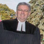 Pfarrer im Gottesdienst-Stress