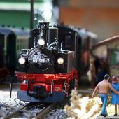 Modelleisenbahn rollt vom Abstellgleis