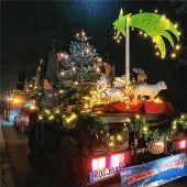 Weihnachtlicher Traktor-Konvoi