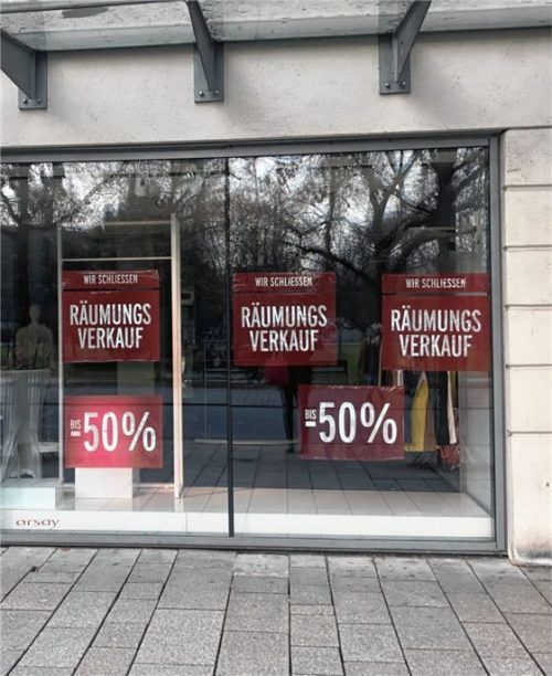 Ohne weitere Hilfen drohe der Leerstand (hier der Modeladen „Orsay“ in der Rosenheimer Münchener Straße) in Deutschlands Innenstädten noch größer zu werden, warnen viele Rathauschefs. Foto schlecker