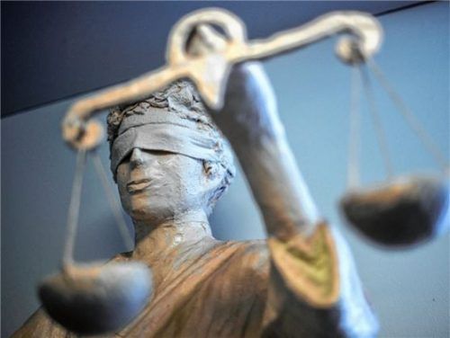 Nach einer grundlosen Attacke auf einen 17-Jährigen musste sich ein 21-Jähriger vor Gericht verantworten. Foto DPA