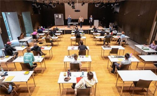 Abstand, Maskenpflicht und mehr: Die Bayerische Staatsregierung verschärft bis zum20. Dezember die Corona-Auflagen an den Schulen. Foto DPa