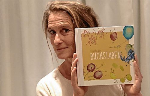 Alex Geyer aus Rosenheim hat ein Kinderbuch mit eigenen Illustrationen veröffentlicht. In kleinen Bildgeschichtenerleben Fruchtfiguren verschiedene Situationen. Foto Privat