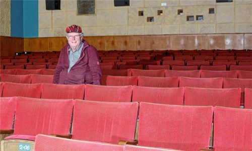 Alle Sitze bleiben leer: Jürgen Bach, einer der Betreiber von Marias Kino in Bad Endorf, und seine Kollegen können derzeit keine Filme zeigen. Bis mindestens 10. Januar wird das Filmhaus geschlossen bleiben. Foto Ammelburger