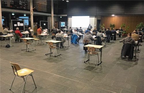 Alle wieder in der Schule: Der Kolbermoor Stadtrat tagte jetzt in der Aula der Pauline-Thoma-Schule – vorne Rathauschef Peter Kloo. Foto weinzierl