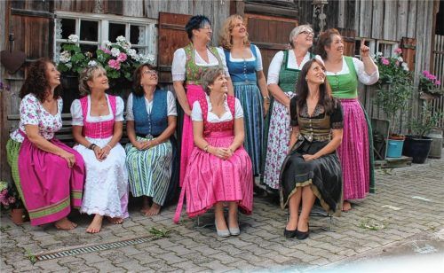 Als die Welt bei Leo Dirndl noch in Ordnung war: Das Team der Schneiderinnen mit (von links, stehend) Margit Hartl, Martina Kirschrock, Maria Hollinger und Chefin Renate Hundhammer sowie (von links, sitzend) Gabi Mayr, Heidi Bichler, Gabi Thaler, Rosi Maicher und Waltraud Grießer.Foto Leo Dirndl