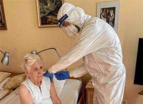 Die 87-jährige Agnes Brunner gehörte zu den Ersten, die im Landkreis geimpft wurden. Foto  Landratsamt