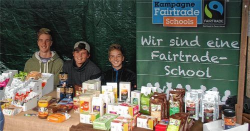 Als zertifizierte „Fairtrade-Schule“ machen sich die Bad Endorfer Mittelschüler für fairen Handel stark. Dafür sind sie auf vielen Veranstaltungen, wie Fest der Kulturen oder auf dem Weihnachtsmarkt, mit Ständen vertreten. Dieses Foto zeigt David Reichl, Elias Blank, Florian Öttl (von links) beim Halfinger Kirchweihmarkt in Halfing im vergangenen Jahr. Foto RE