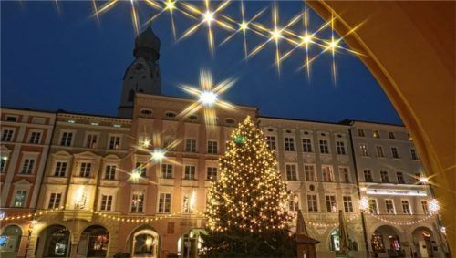 „Am Ende wird alles gut“: Mit diesem hoffnungsvollen Satz hat OVB-Leserreporter Heinz Höfner aus Großkarolinenfeld diese Aufnahme vom Rosenheimer Max-Josefs-Platz betitelt. Eine Hoffnung, die auch im Zentrum vieler Messen an Weihnachten stehen wird. Foto Höfner