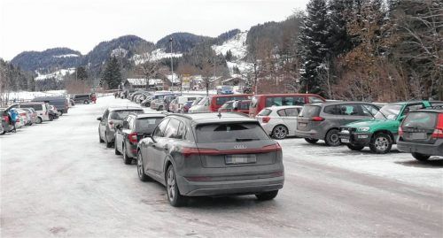 Am Sonntag herrschte enormer Besucherandrang auf dem Parkplatz des Kaiserblick-Skilifts in Sachrang. Auch am Montag war einiges auf dem Parkplatz los, wie auf dem Foto zu sehen ist.Foto  Kirchner