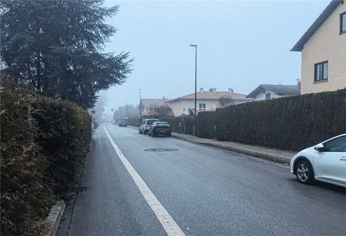 An der Filzenstraße auf Höhe der Nummer 16 hat ein Unbekannter sieben Reifen parkender Autos in der Nacht auf Samstag zerstochen. Foto Weinzierl