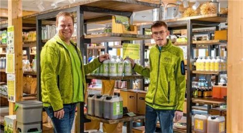 Andreas Stadler mit Michael Drechsler, der ihn im Laden unterstützt und der ihm als Tischnachbar auch bei Problemstellungen eine große Hilfe ist.