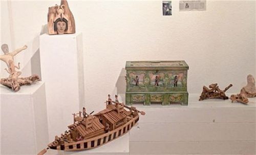 Arbeiten von Fred Hehenleitner mit Innplätte, bemalter Truhe und Figuren aus Schwemmholz.