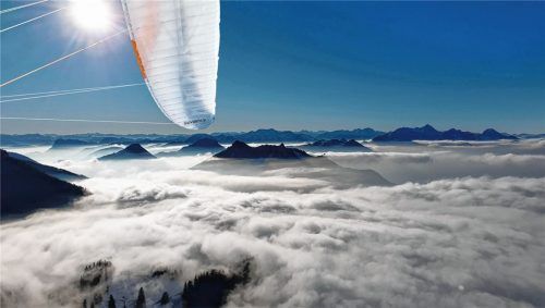Atemberaubende Naturschauspiele und Aussichten bieten sich den Brannenburger Gleitschirmpiloten bei ihren Flügen. Das Flugbild mit Herbstnebelmeer ist von Ende November mit Start an der Hochries. Pilot und Fotograf ist der deutsche Streckenflugmeister Uli Straßer aus Rosenheim.