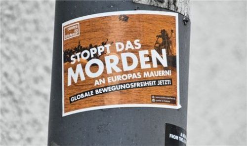 Auch ein Sticker der politischen Organisation „Contre la tristesse“ ist zu finden.