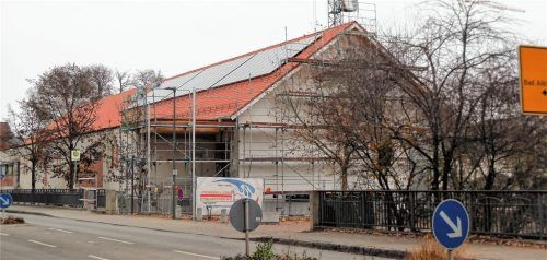 Auf beiden Seiten des Daches der Kolbermoorer Feuerwehr sind jetzt bereits die Fotovoltaik-Module angebracht. Foto Riediger