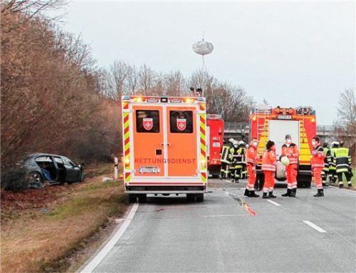 Auf das linke Bankett wurde der BMW eines Mannes aus dem Landkreis Ebersberg geschleudert.