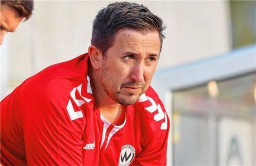 Auf der Trainerbank fokussiert: Der Priener Harry Mayer ist Co-Trainer und Scout bei Wacker Burghausen. Foto Butzhammer