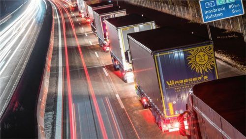 Aufregerthema Blockabfertigung: Der Streit um den Lkw-Transit belastet die Beziehungen zwischen Bayern und Tirol. Foto Archiv/dpa