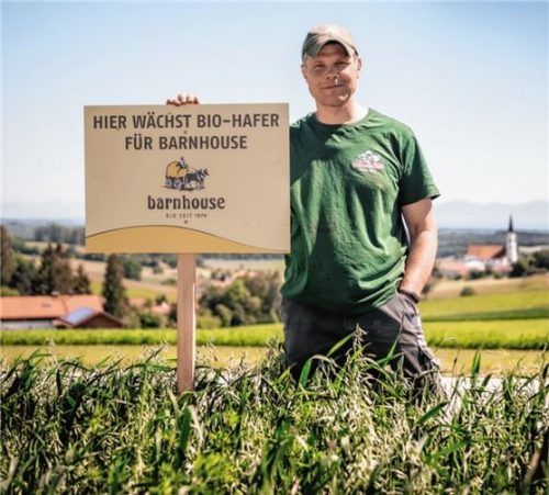 Baut praktisch sein eigenes Müsli an: Bio-Landwirt Sepp Heindl aus Kirchdorf. Er liefert den Hafer für das Barnhouse Krunchy-Müsli und ist Mitglied der Molkereigenossenschaft Berchtesgadener Land.Foto Tom Bauer