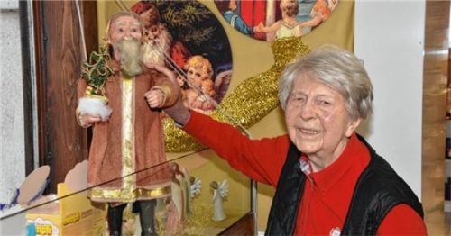 Bei Christine von Wartburg (96) steht der wohl älteste Nikolaus Rosenheims.Fotos Schlecker