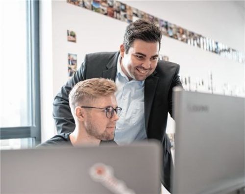 Bei der Arbeit: Tobias Jonas, Mitgründer und geschäftsführendes Vorstandsmitglied (rechts), und sein Mitarbeiter Fabian Artmann. Das Foto entstand vor der CoronaKrise. Foto Jacob.