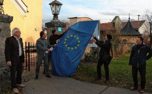 Bei der Enthüllung der Informationstafel vor der Wallfahrtskirche Heilig Blut (von links): Josef Baumgartner vom Amt für Ernährung, Landwirtschaft und Forsten, Bürgermeister Daniel Mair, Bauamtsleiter Olaf Hoffmeyer, Ortsheimatpfleger Rupert Wörndl und Christian Fechter von der LAG Chiemgauer Seenplatte.Fotos  Rehberg