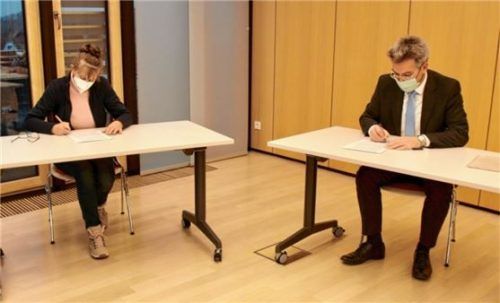 Bei der Vertragsunterzeichnung: Erika Spohn, Vorsitzende des Kreisjugendrings Rosenheim, und Rosenheims Landrat Otto Lederer. Foto Landratsamt Rosenheim