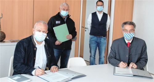 Bei der Vertragsunterzeichnung: Robert Schmitt Präsident des Medizinischen Katastrophenhilfswerks Deutschland, Gabriel Mayer, Geschäftsführer der Ambulanz Rosenheim, Stefan Forstmeier, Geschäftsleiter des Zweckverbandes für Rettungsdienst und Feuerwehralarmierung, und Landrat Otto Lederer (von links).Foto Landratsamt Rosenheim