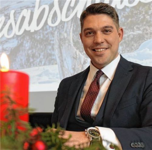 Bei Kerzenschein hielt Landrat Siegfried Walch in der letzten Sitzung des Kreistages im K1 in Traunreut seine Jahresabschlussansprache. Foto Rasch