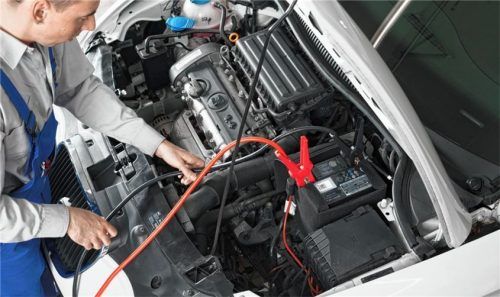 Bei modernen Fahrzeugen sollte die Batterie in der Werkstatt geprüft werden. Denn dasRisiko von Schäden an teuren Steuergeräten ist groß. Foto ProMotor/T. Volz