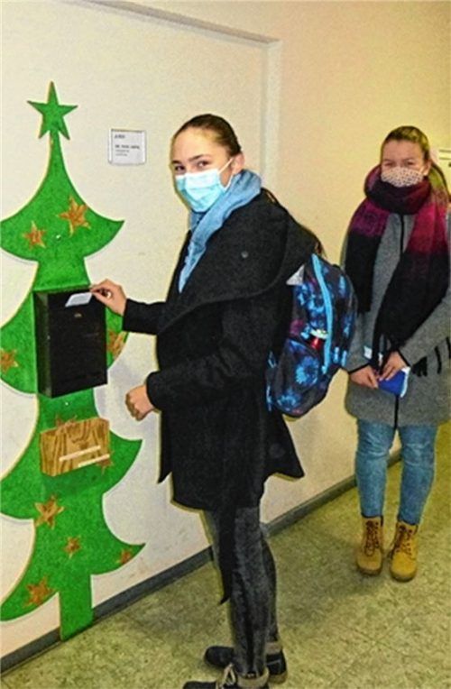 Beim Einwerfen ihrer Lösung in den Adventskalender-Briefkasten (von links): die Schülerinnen Maria Hildebrand, Klasse 9a, und Anna Paulus, Klasse 9d.Foto Karolinen-Gymnasium