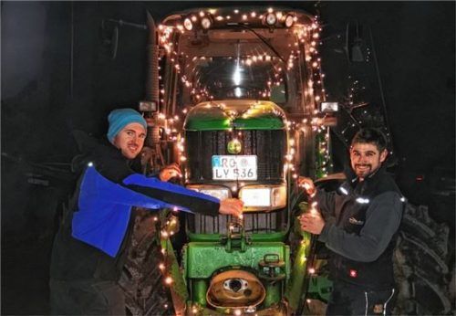 Beim Schmücken des Traktors: Die Landwirte Peter Plankl (links) und Hans Plank aus Eggstätt. Foto RE