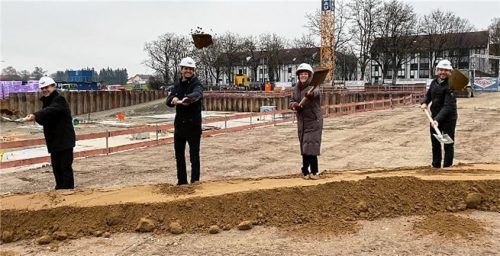 Beim Spatenstich (von links): Finanzdezernent Heinz Bösl, Oberbürgermeister Andreas März, Dritte Bürgermeisterin Gabriele Leicht und Siegfried Huber, Niederlassungsleiter der Firma Grossmann.Foto Stadt Rosenheim