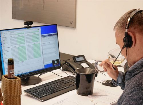 Beinahe eine klinische Versuchsanordnung: Im Corona-Jahr 2020 finden Weinprämierungen auch online statt. Mit dem Spucknäpfchen allein vor der Tastatur, wie hier bei Josef Schmid in Achenmühle. Foto Kirchner