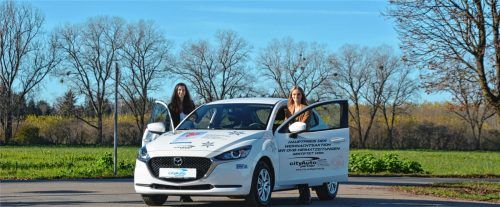 Beste Aussichten für „OVB-Leser zeigen Herz“: Diesen Mazda gibt es dabei zu gewinnen. Danijela Kolic (links) und Andrea Maierhofer von City-Autopartner Kolbermoor drücken der Aktion die Daumen. Foto Simeth