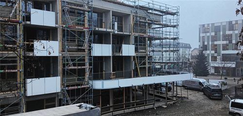Blick vom Parkhaus im Dezember 2020: Binnen eines Jahres steht das Gebäude. Läuft alles nach Plan, sollen die Mieter im September einziehen können, das Tagescafé im Erdgeschoss soll im Dezember 2021 bezugsfertig sein. Fotos Weinzierl