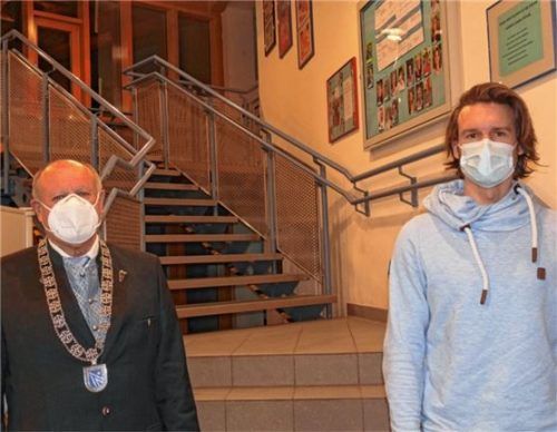 Bürgermeister Christian Glas (FB, links) vereidigte den neuen Gemeinderat, Christoph Stöger (Grüne). Foto Kirchner