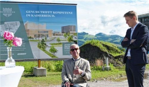Bürgermeister Hajo Gruber (links) und Investor Florian Unterberger freuen sich über die Fortschritte im Gewerbegebiet „Kaiserreich“.