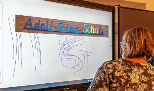 Carola Vodermaier, Rektorin der Adolf-Rasp-Schule, ist begeistert von den neuen Tafeln. Foto Thomae