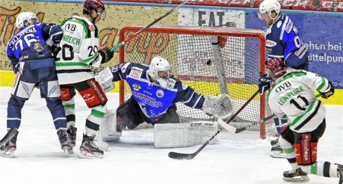 Curtis Leinweber (rechts) traf im Powerplay zum 3:0 für die 40 Minuten lang stark aufspielenden Starbulls Rosenheim beim Gastspiel in Riessersee. Foto  Rabuser