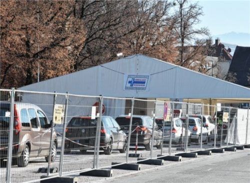 Das Corona-Testzentrum auf der Loretowiese wird von Stadt und Landkreis betrieben. Analog dazu ist ein gemeinsames Impfzentrum auf Rosenheimer Gebiet geplant.Foto Schlecker