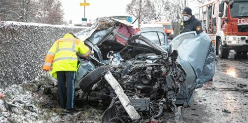 Die Zahl der Verkehrsunfälle – wie hier in Grassau Anfang Dezember 2020 – hat im vergangenen Jahr im Landkreis Traunstein im Vergleich zu 2019 um rund 17 Prozent abgenommen. Foto Lamminger