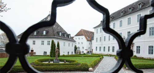 Das Gästehaus Scholastika (links im Bild) wird saniert.Foto Archiv Berger